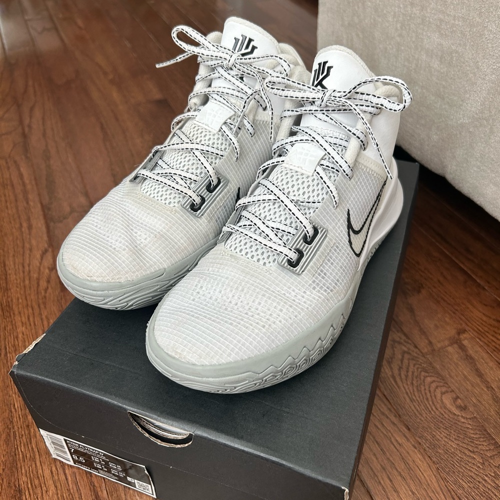 Nike Kyrie Flytrap IV White and Silver Basketball Shoes